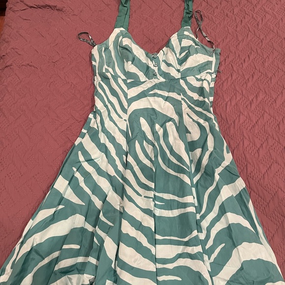 Guess dress in size 4 - Picture 5 of 6